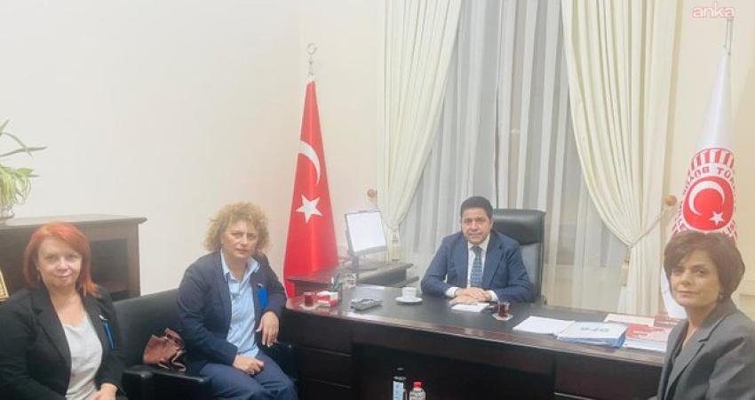 KESK heyeti, TBMM’de Saadet Partisi Grup Başkanvekili Bülent Kaya ile bir araya geldi KESK Eş Genel Başkanı Ayfer Koçak, Genel Sekreter Sevgi Yılmaz