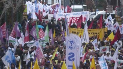 KESK’in çağrısıyla SGK İl Müdürlüğü önünde toplanan kamu emekçileri, bütçenin