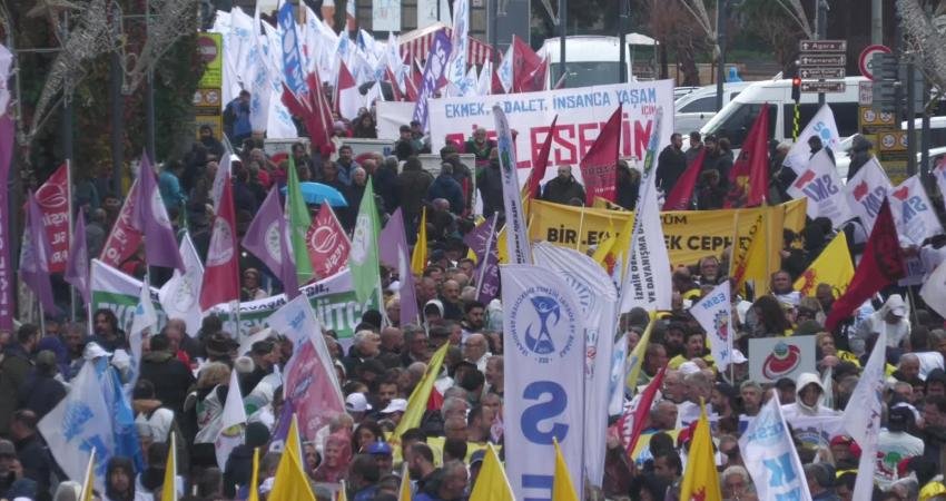 KESK’in İzmir’de düzenlediği “Geçinemiyoruz” mitingine katılan kamu emekçileri: “İnsanca yaşayacak bir ücret ve demokratik Türkiye istiyoruz” KESK’in çağrısıyla SGK İl Müdürlüğü önünde toplanan kamu emekçileri, bütçenin