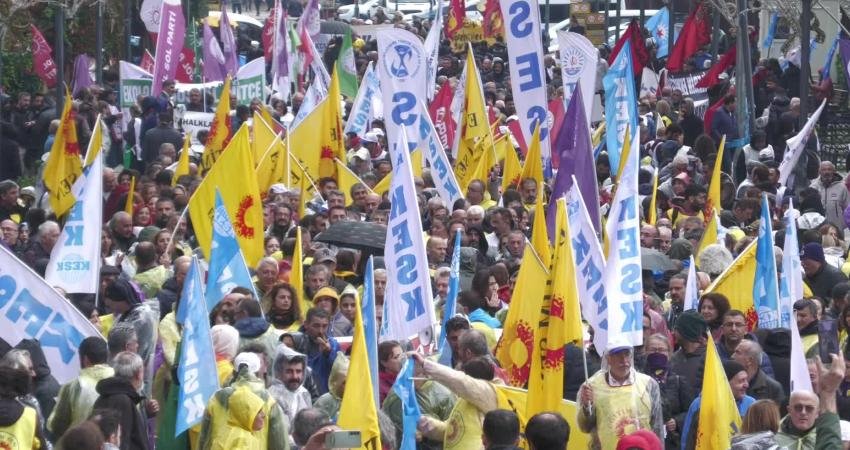 KESK’ten İzmir’de “Geçinemiyoruz” mitingi: “Bu bütçe Ege’nin değil, şirketlerin bütçesi” Kamu emekçileri, KESK’in “Geçinemiyoruz – Halk İçin Bütçe, Demokratik Türkiye”