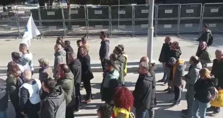 KESK’ten Van’da “Geçinemiyoruz” mitingi… Eş Genel Başkan Karagöz: “Kaynak çok ancak kaynağın başında olanların tercihi farklı” Kamu emekçileri, KESK’in "Geçinemiyoruz – Halk İçin Bütçe, Demokratik Türkiye"