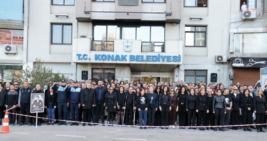 Konak Belediyesi personelinden 10 Kasım anması Konak Belediyesi personeli, Ulu Önder Mustafa Kemal Atatürk’ü, saat 9’u