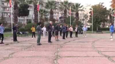 Konak Belediyesi’nin ilçenin farklı noktalarında düzenlediği açık havada sabah sporu,