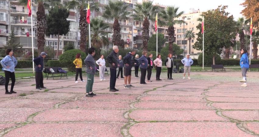 Konak Belediyesi’nin ilçenin farklı noktalarında düzenlediği açık havada sabah sporu,