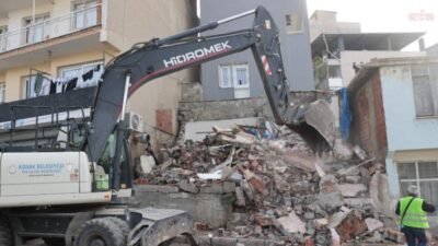 Konak Belediyesi, güvenlik tehdidi oluşturan ve kent estetiğini bozan metruk