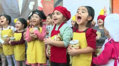 Konyaaltı Belediyesi Kreş ve Gündüz Bakımevleri'nde turşu kurma etkinliği gerçekleştirildi.