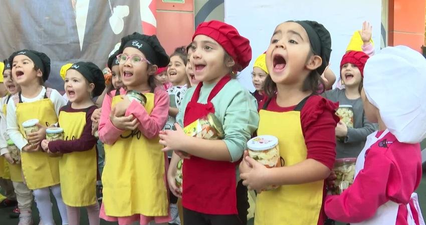 Konyaaltı Belediyesi Kreş ve Gündüz Bakımevleri'nde turşu kurma etkinliği gerçekleştirildi.