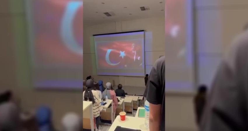 Konya’da, Gazi Mustafa Kemal Atatürk’ü anma töreninde telefonla konuşan öğrenci disipline sevk edildi Türkiye Cumhuriyeti'nin kurucusu Gazi Mustafa Kemal Atatürk'ün vefatının 87'nci yıl