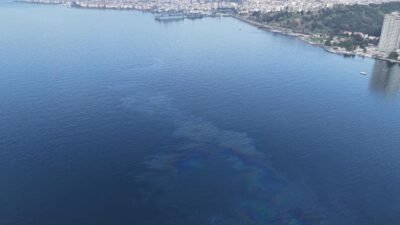 İzmir Körfezi’nde ortaya çıkan kirlilik görüntüleri sosyal medyada tepki çekerken,