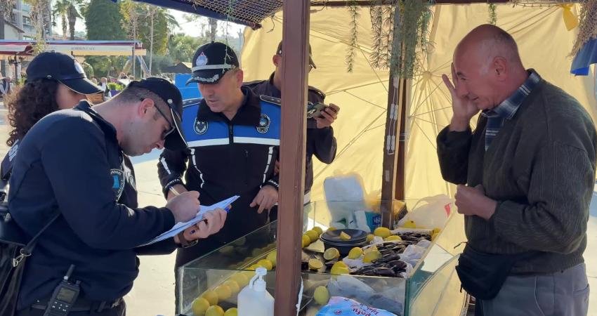 Kuşadası Belediyesi’nden seyyar yiyecek satıcılarını denetledi Kuşadası Belediyesi, seyyar yiyecek satılan yerlere denetimlerini sıklaştırdı. Denetimde Zabıta Müdürlüğü