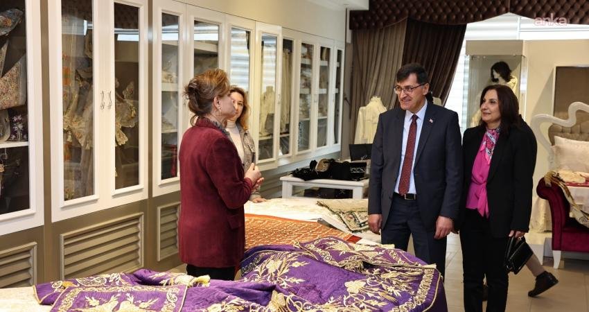 Kütahya Belediye Başkanı Kahveci, Cemile Gül Sanat Galerisi’ni ziyaret etti Kütahya Belediye Başkanı Eyüp Kahveci, Osmanlı el işlemeciliğini modern yorumlarıyla