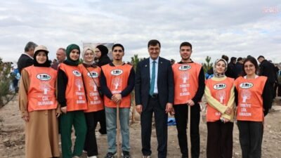 Kütahya Belediye Başkanı Eyüp Kahveci, düzenlenen fidan dikim etkinliğine katıldı.