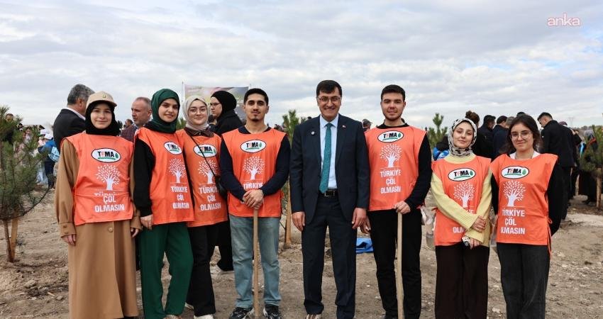 Kütahya Belediye Başkanı Eyüp Kahveci, düzenlenen fidan dikim etkinliğine katıldı.
