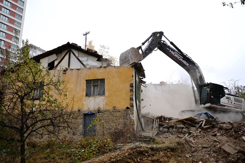 Mamak Belediyesi, halk sağlığını ve güvenliğini tehdit eden yapılarla kararlı