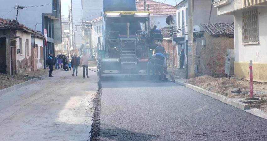 Manisa Büyükşehir Belediyesi, Ahmetli Cami Caddesi’nde asfalt çalışmalarına başladı Manisa Büyükşehir Belediyesi, MASKİ tarafından altyapısı tamamlanan Ahmetli ilçesi Ulucami