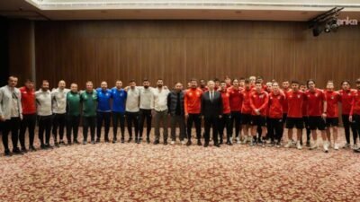 Ankara Büyükşehir Belediye Başkanı Mansur Yavaş, Başkentte kamp yapan Vanspor'a