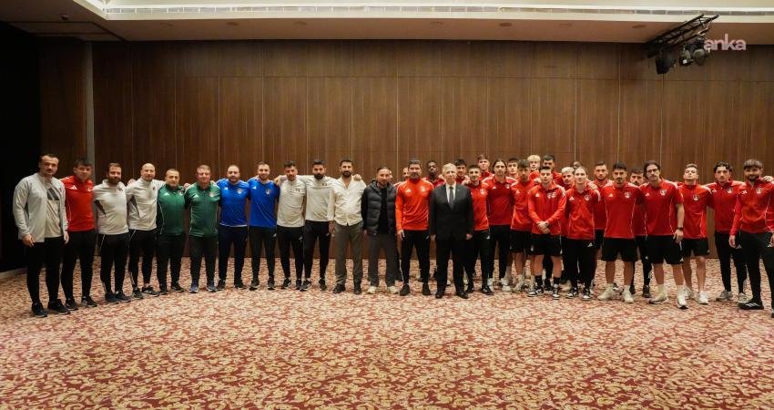 Mansur Yavaş Vanspor kafilesini ziyaret etti Ankara Büyükşehir Belediye Başkanı Mansur Yavaş, Başkentte kamp yapan Vanspor'a