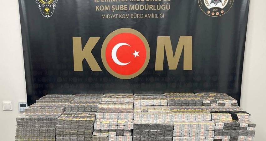 Mardin’de gümrük kaçağı 7 bin 900 paket sigara ele geçirildi, 3 kişi gözaltında Mardin’in Midyat ilçesinde polis ekiplerince bir araçta yapılan aramada gümrük