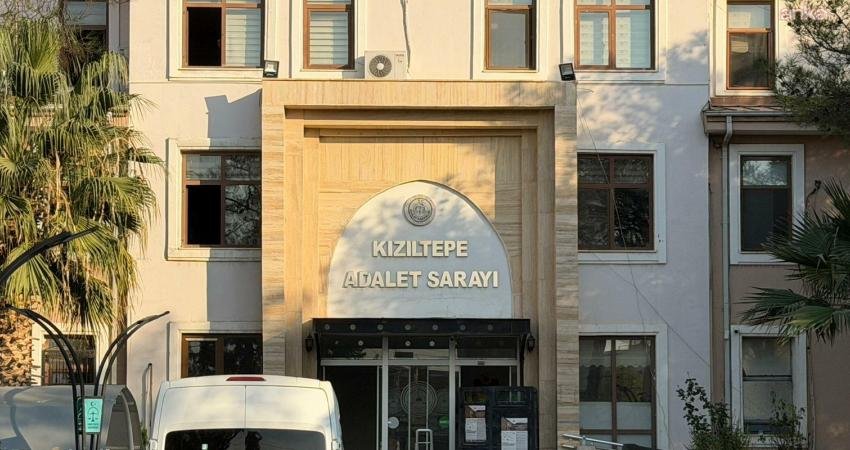 Mardin’deki 3 kişilik aile cinayetinde 2 şüpheli daha gözaltına alındı Mardin’in Kızıltepe ilçesinde Kaya ailesinin biri çocuk 3 ferdinin evlerinde