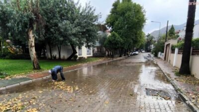 Marmaris Belediyesi, sabah saatlerinde başlayan sağanağın olumsuzluklara yol açmaması için