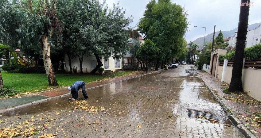 Marmaris Belediyesi, sabah saatlerinde başlayan sağanağın olumsuzluklara yol açmaması için