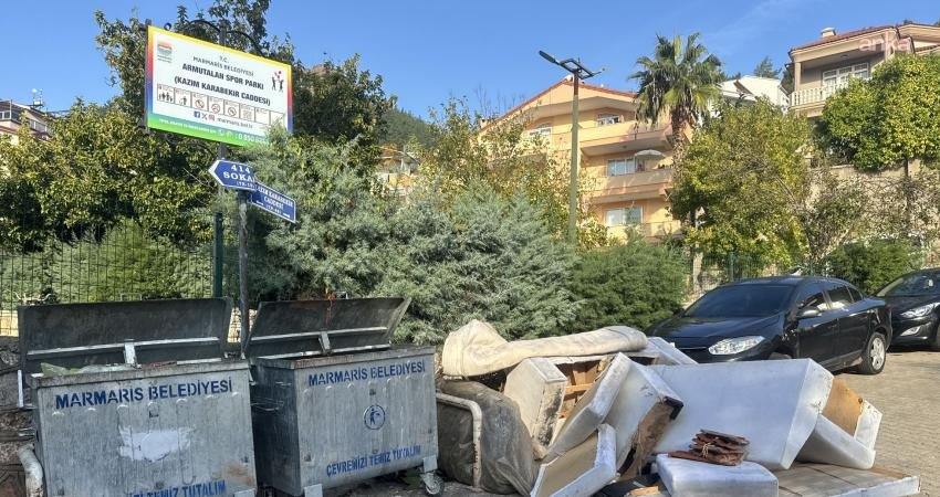 Marmaris Belediyesi’nden kaçak atıkla mücadelede etkin denetim Marmaris Belediyesi, akıllı takip sistemi ve kamera uygulamalarıyla kaçak atık