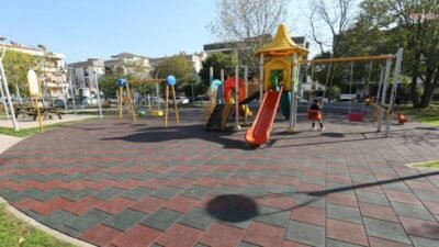Menderes Belediyesi, çocuk parklarının zemininde yer alan kauçukları yenileme çalışmaları