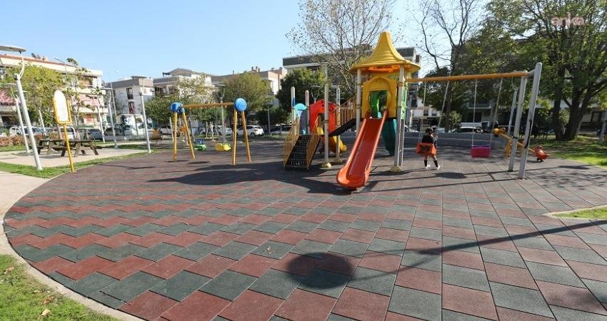 Menderes Belediyesi, çocuk parklarının zemininde yer alan kauçukları yenileme çalışmaları
