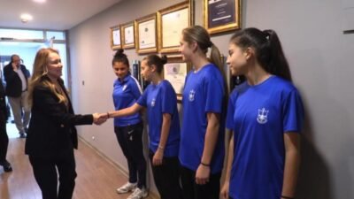 Konak Belediye Başkanı Nilüfer Çınarlı Mutlu, İngiltere’deki UEFA Gelişim Turnuvası’nda