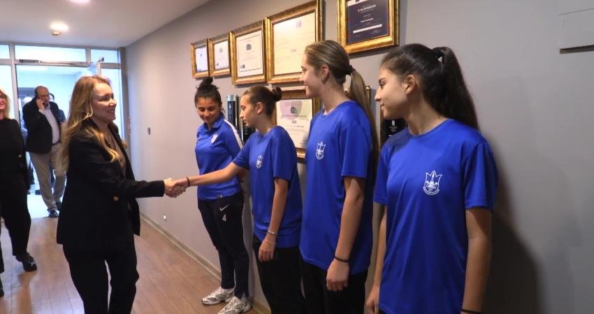 Konak Belediye Başkanı Nilüfer Çınarlı Mutlu, İngiltere’deki UEFA Gelişim Turnuvası’nda