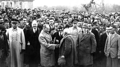 Başlıkta böyle sorulunca, “İkisinden birisi mi olmak durumundayız? İkisi birden,