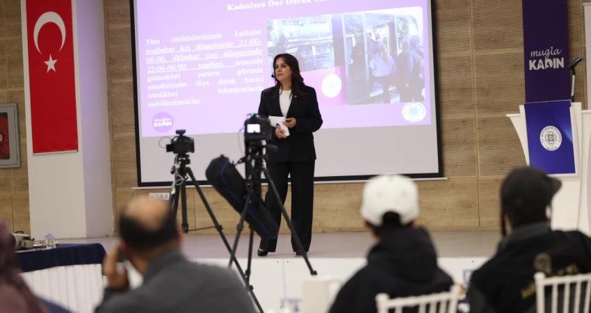 Muğla Büyükşehir Belediye Başkanı Aras: “Eşitlikçi ve şiddetsiz kent anlayışının dünyaya yayılmasını istiyoruz” Muğla Büyükşehir Belediyesi Kadın ve Aile Hizmetleri Dairesi Başkanlığı, bir