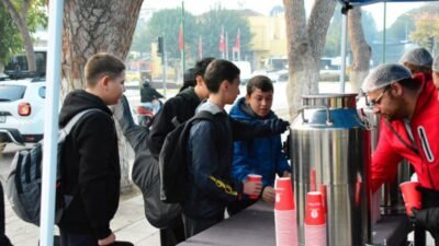 Ödemiş Belediyesi, bardakta çorba ve ekmek ikramına yeniden başladı. Özellikle
