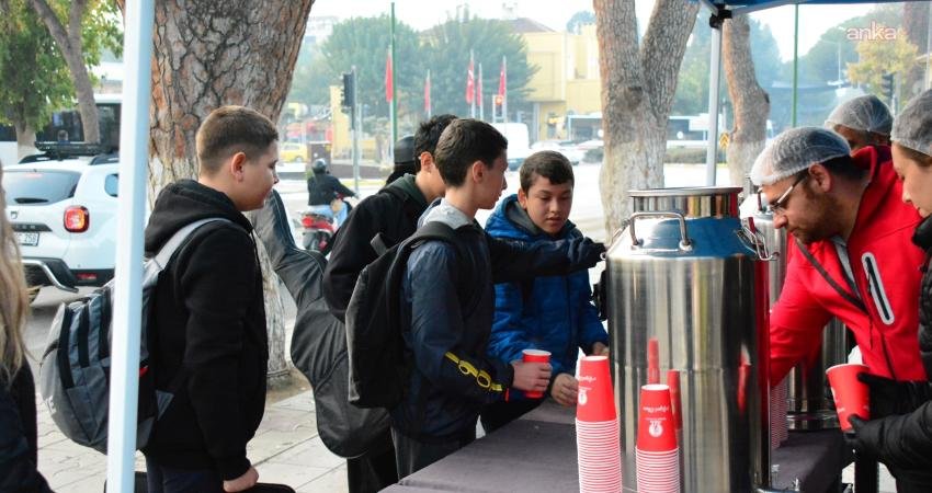 Ödemiş Belediyesi, sıcak çorba ikramına yeniden başladı Ödemiş Belediyesi, bardakta çorba ve ekmek ikramına yeniden başladı. Özellikle
