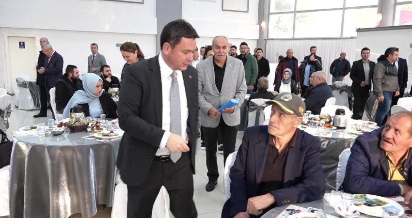 Osmangazi Belediye Başkanı Aydın, Ovaakça sakinleriyle bir araya geldi Osmangazi Belediye Başkanı Erkan Aydın, vatandaşların taleplerini yerinde dinlemek ve