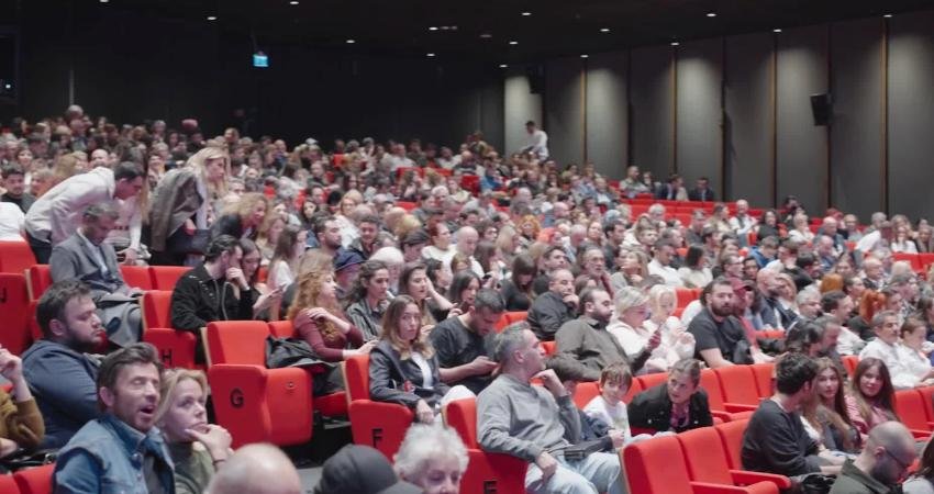 Başrollerinde Salih Kalyon, Günay Karacaoğlu ve Sermiyan Midyat’ın yer aldığı,