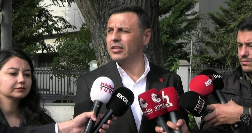 Özgür Çelik: “Toplumun, gazetecilerin önüne korku duvarları örmek istiyorlar” CHP İstanbul İl Başkanı Özgür Çelik, 6 gazeteci hakkında gözaltı