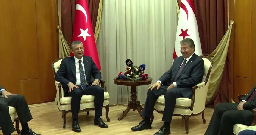 Özgür Özel, KKTC Başbakanı Ünal Üstel’i ziyaret etti… Özel: “Kıbrıs’a uygulanan ekonomik ambargolar kabul edilemez” CHP Genel Başkanı Özgür Özel, 15 Kasım Cumhuriyet Bayramı dolayısıyla