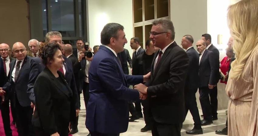 Özgür Özel, KKTC’de Cumhurbaşkanı Erhürman’ın Cumhuriyet Bayramı resepsiyonuna katıldı CHP Genel Başkanı Özgür Özel, KKTC Cumhurbaşkanı Tufan Erhürman’ın 15