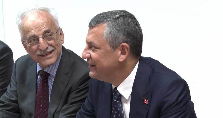 Özgür Özel, KKTC’de Cumhuriyetçi Türk Partisi’ni ziyaret etti CHP Genel Başkanı Özgür Özel, 15 Kasım Cumhuriyet Bayramı dolayısıyla