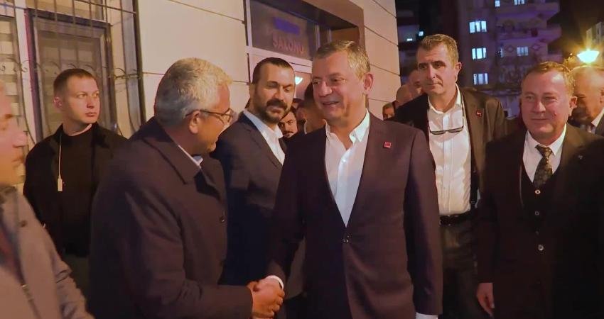 Özgür Özel Nizip Belediyesi’ni ziyaret etti… Özel: “Yapılacak ilk genel seçimlerde Cumhurbaşkanı adayımız en az yüzde 60 oyla seçilecek” CHP Genel Başkanı Özgür Özel, Kilis mitinginin ardından Gaziantep'in Nizip