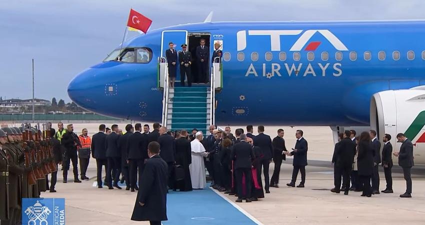 Papa 14. Leo’nun dört günlük Türkiye seyahati sona erdi, Papa, Lübnan’a gitmek üzere Türkiye’den ayrıldı Vatikan Devlet Başkanı Papa 14. Leo ve beraberindeki heyet, Türkiye ziyaretlerinin son