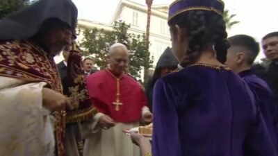 Türkiye ziyaretinin son gününde İstanbul’daki Ermeni Patrikhanesi’ni ziyaret eden Vatikan