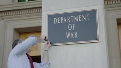 ABD Savunma Bakanı Pete Hegseth, Pentagon’un girişine “Savaş Bakanlığı” yazılı