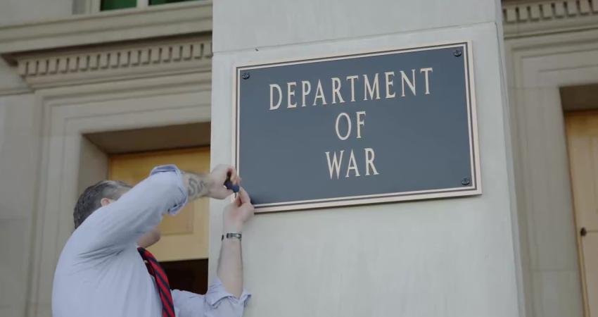 ABD Savunma Bakanı Pete Hegseth, Pentagon’un girişine “Savaş Bakanlığı” yazılı