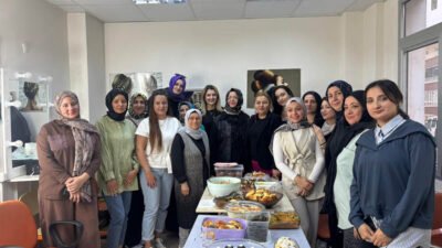 Pursaklar Belediyesi bünyesinde devam eden kurslarda eğitim gören kursiyerler, öğretmenlerinin