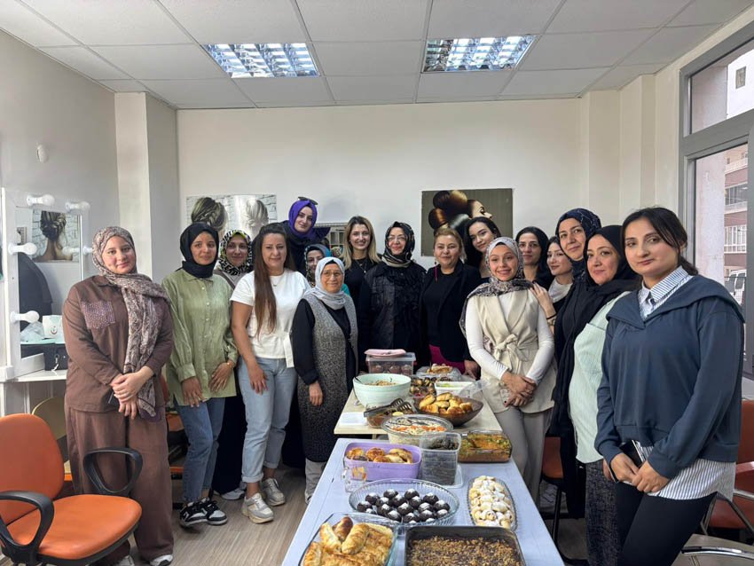 Pursaklar Belediyesi bünyesinde devam eden kurslarda eğitim gören kursiyerler, öğretmenlerinin