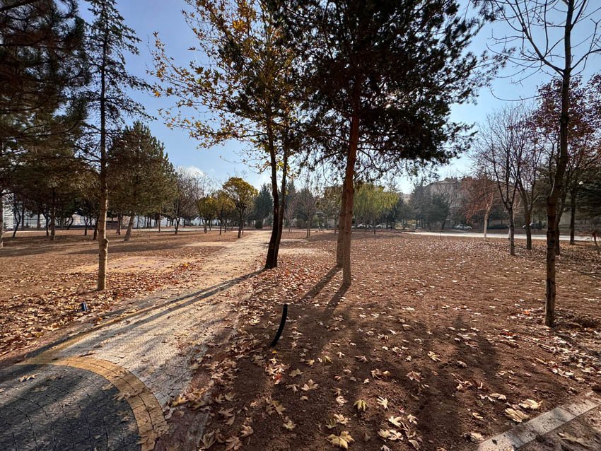 Pursaklar Belediyesi, ilçe genelindeki parkları baştan sona yenileme çalışmaları ile