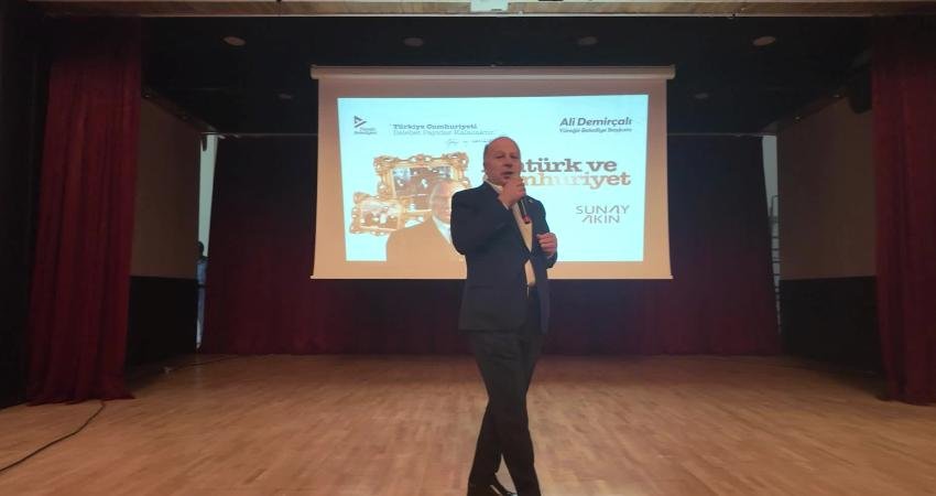 Sunay Akın, “Atatürk ve Cumhuriyet” söyleşisiyle Adanalılarla buluştu Yüreğir Belediyesi, Cumhuriyetin değerlerini ve Gazi Mustafa Kemal Atatürk’ün mirasını