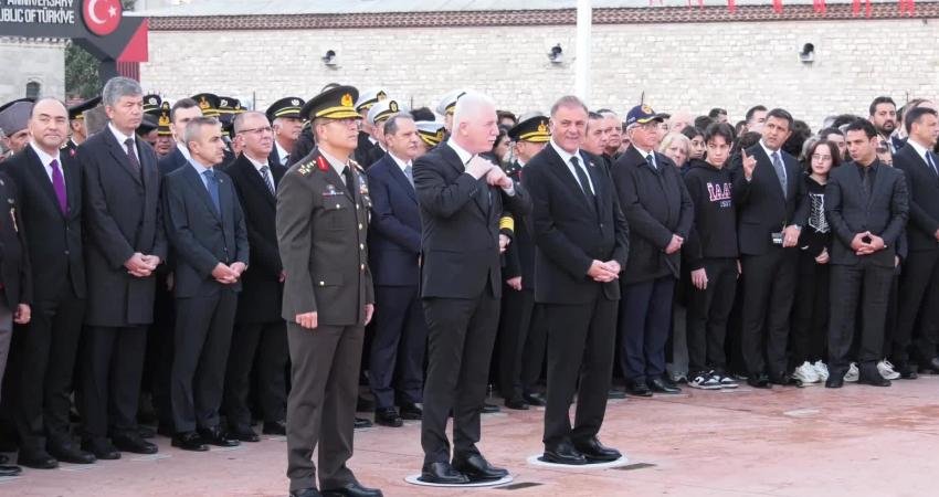 Taksim Cumhuriyet Anıtı’nda 10 Kasım nedeniyle Ulu Önder Mustafa Kemal